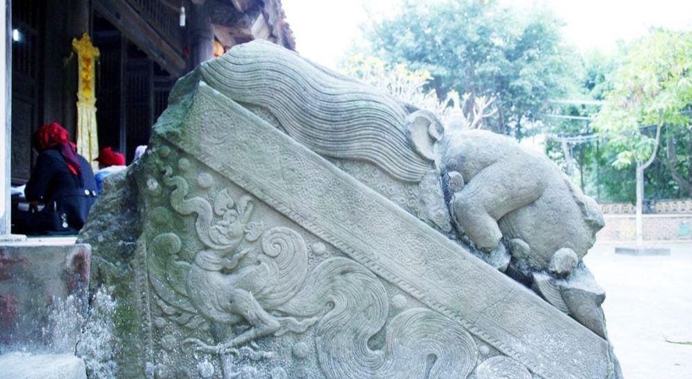 Một thành bậc đá trong hệ thống thành bậc đá chùa Hương Lãng