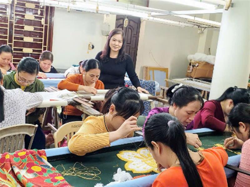 Nghệ Thuật Thêu Tay Truyền Thống làng Minh Lãng