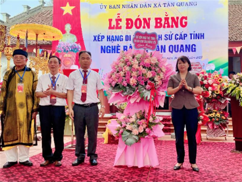 Lễ đón Bằng xếp hạng di tích lịch sử cấp tỉnh Nghè Bà, xã Tân Quang, huyện Văn Lâm, tỉnh Hưng Yên