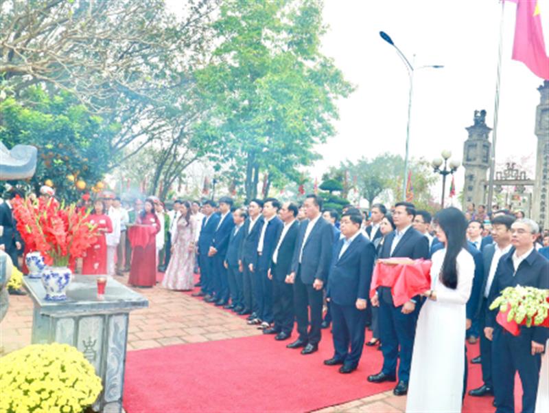 Khai hội Đền Phù Ủng (xã Phạm Ngũ Lão)