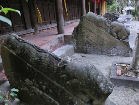 Hệ thống thành bậc đá chùa Hương Lãng